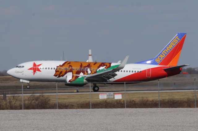 Boeing 737-700 (N609SW) - Got that front paw on the #1 engine pylon lined up perfectly with the fuselage.