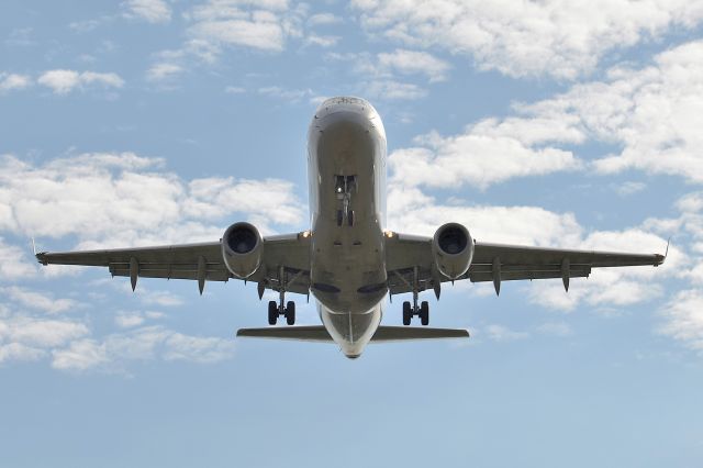 Embraer 175 — - Aluminum Overcast. Very Short final 5-L 09-22-23. Forgot to get the reg#