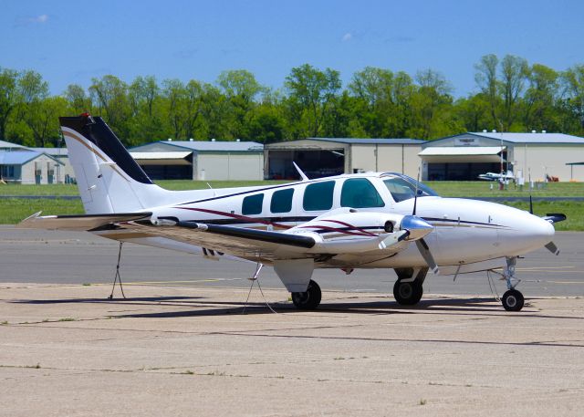 Beechcraft Baron (58) (N64LA) - At Downtown Shreveport.