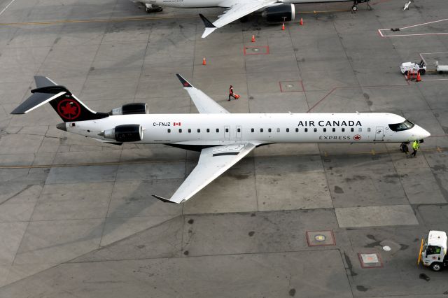 Canadair Regional Jet CRJ-900 (C-FNJZ)
