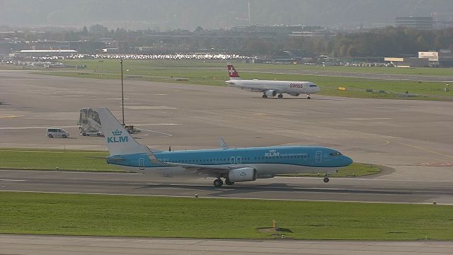 Boeing 737-800 (PH-BXZ)