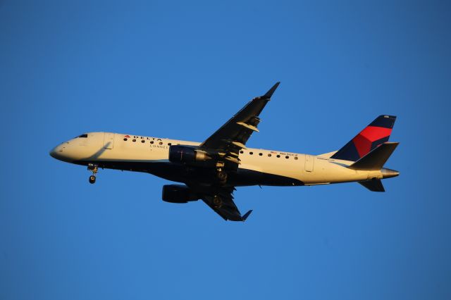 Embraer 170/175 (N636CZ)