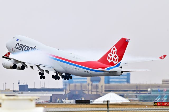 Boeing 747-400 (LX-ICL) - Cargolux Boeing 747 pulling some serious vapor as they depart 35L at YYC on Mar 28, 2020.