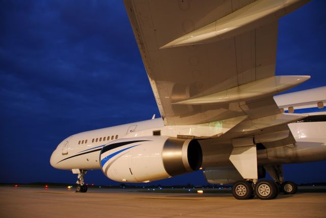 Boeing 757-200 (N801DM)