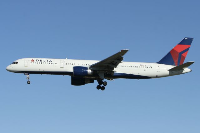 Boeing 757-200 (N697DL)