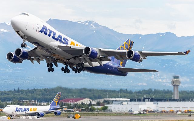 Boeing 747-400 (N493MC)