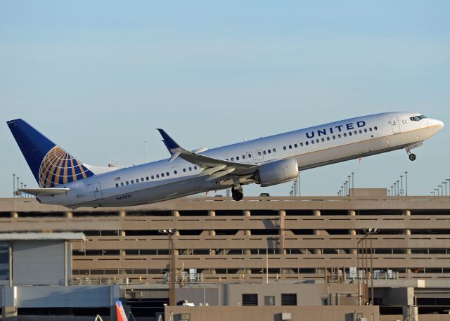 Boeing 737-900 (N69810)