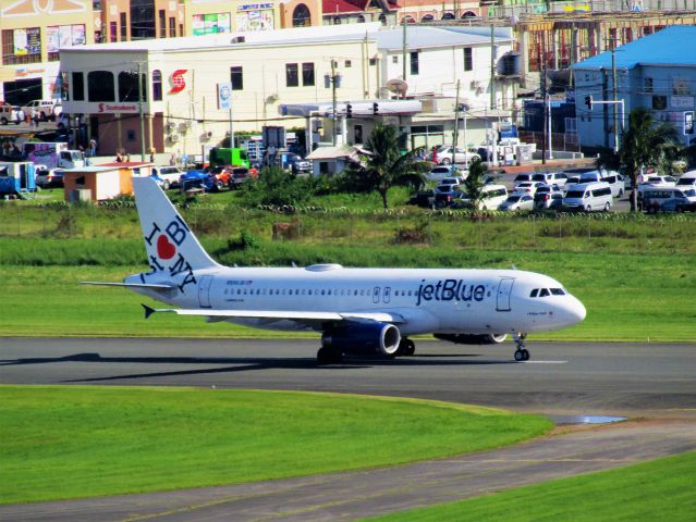 Airbus A320 (N586JB)