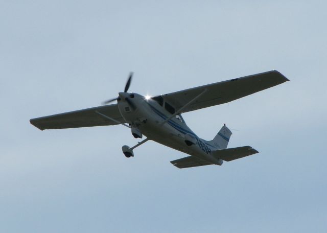 Cessna Skylane (N86RP) - Off of runway 32 at the Shreveport Downtown airport.