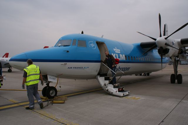 — — - Fokker 50 van Bremen Duitsland naar Amsterdam Schiphol