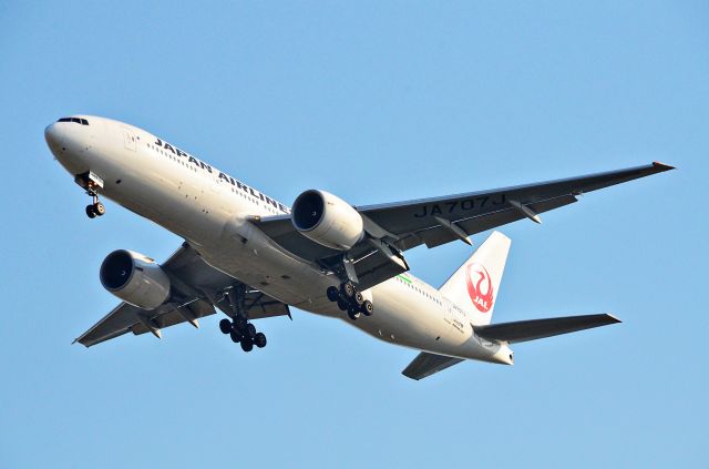 Boeing 777-200 (JA707J) - Japan Airlines Boeing 777-246(ER) on approach path for landing at Suvarnabhumi Airport, Bangkok, Thailandbr /br /T. Mills January 17, 2015