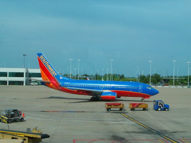 Boeing 737-700 (N425LV) - Departing Nashville