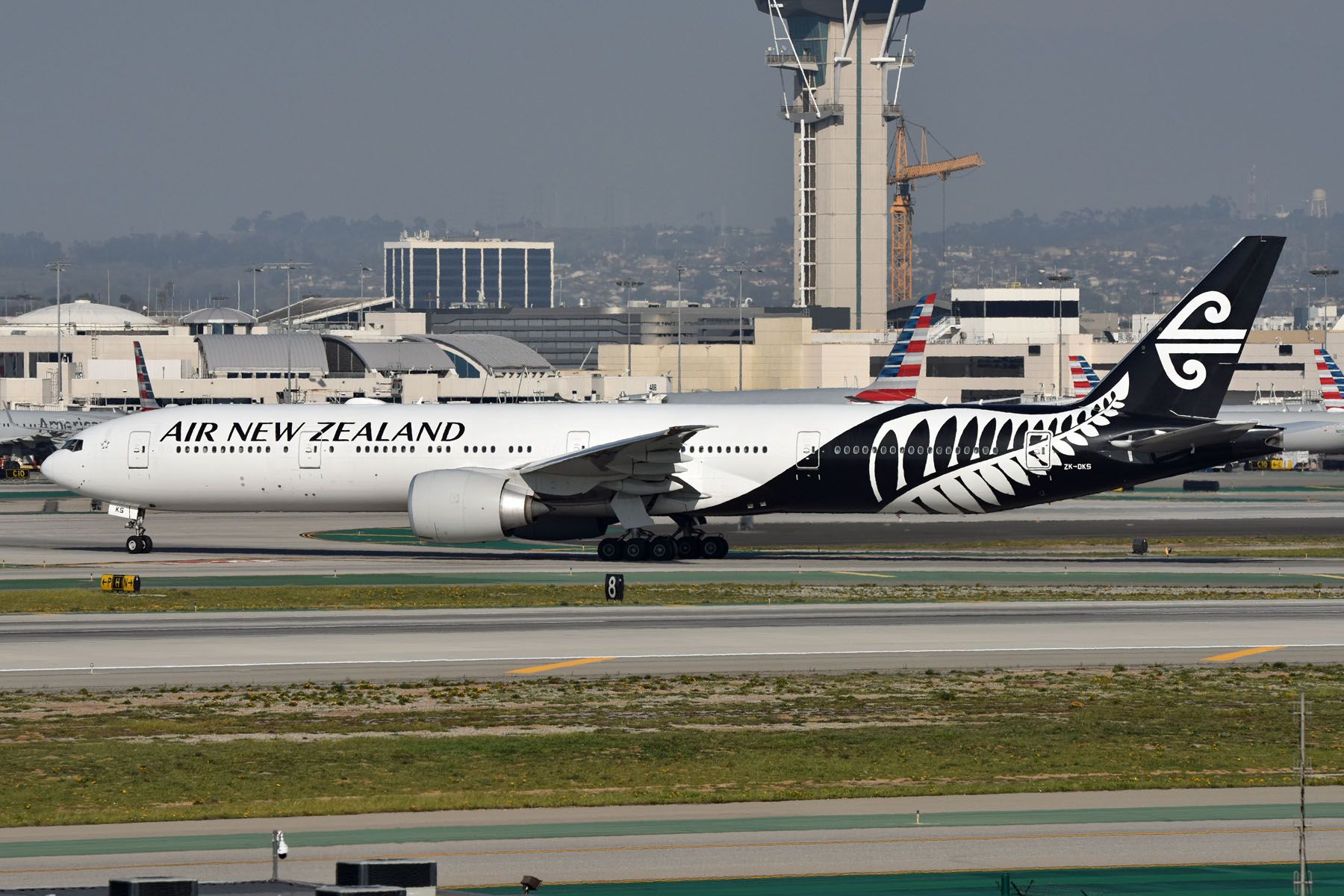 BOEING 777-300 (ZK-OKS)