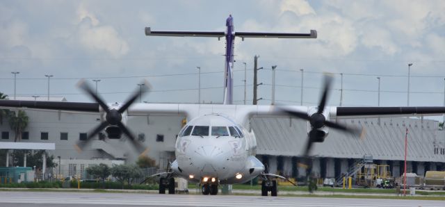 Aerospatiale ATR-42-300 (N909FX)