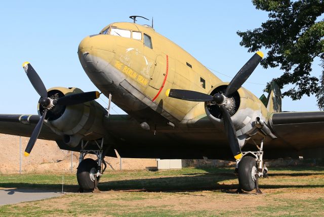Douglas DC-3 (4349081)